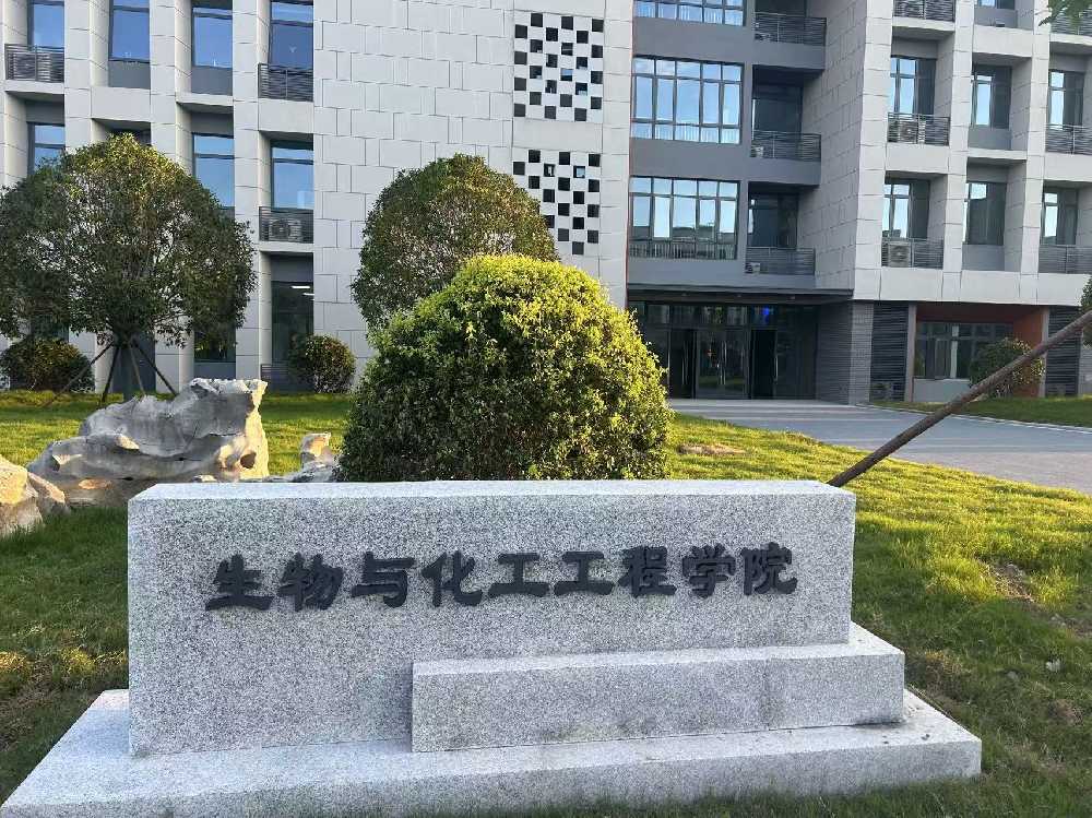 呼兰区扬州职业大学体育场高杆灯项目
